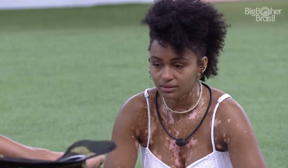 Natália deu o monstro para Eliezer. Fonte: Reprodução/Globo