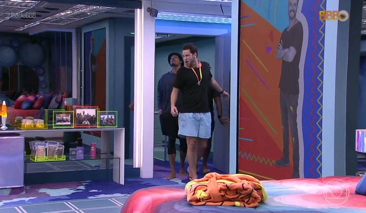 Edição do BBB 22 exibiu chegada de Gustavo no quarto do líder. Foto: Reprodução/Globo