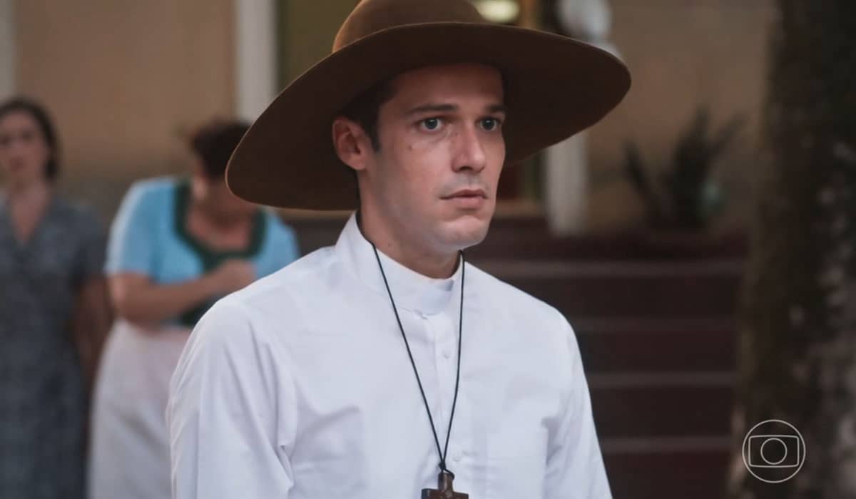 O padre Tenório não esconde a tristeza após a partida de Olívia. Foto: Reprodução/Globo