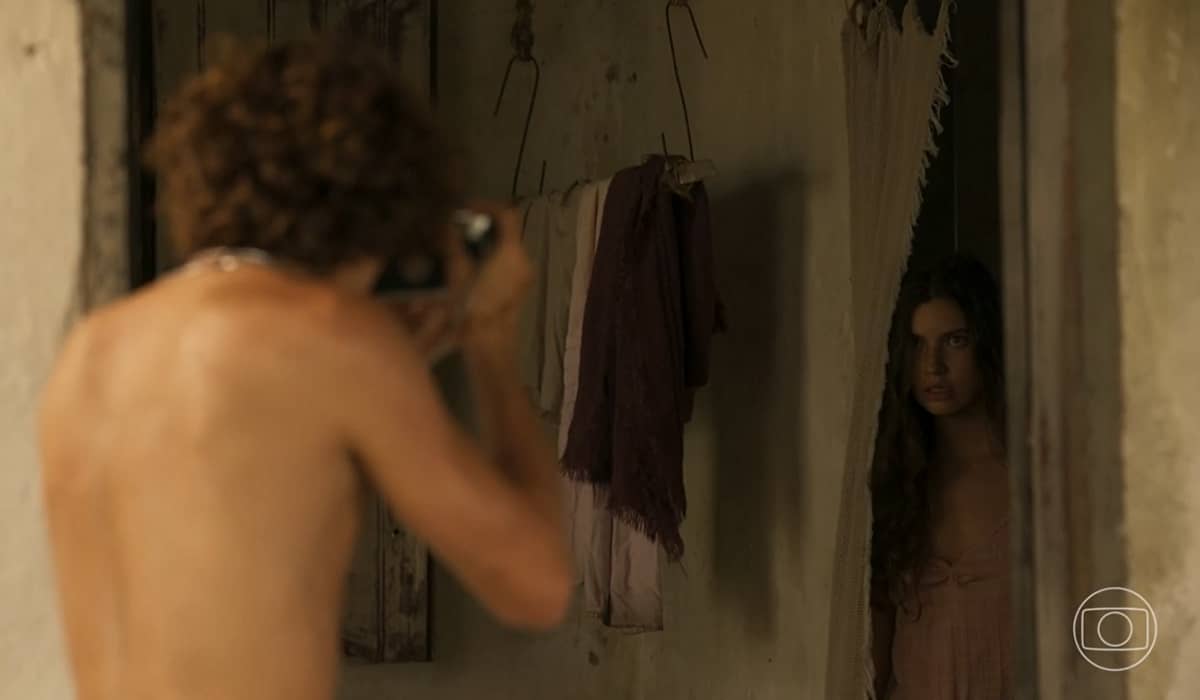 Jove quer fotografar Juma. Fonte: Reprodução/Globo