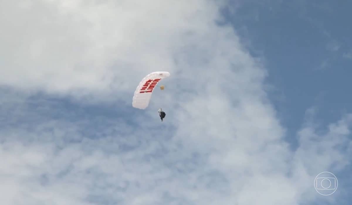 Fernando Fernandes saltou de paraquedas no início de No Limite 2022. Foto: Reprodução/Globo