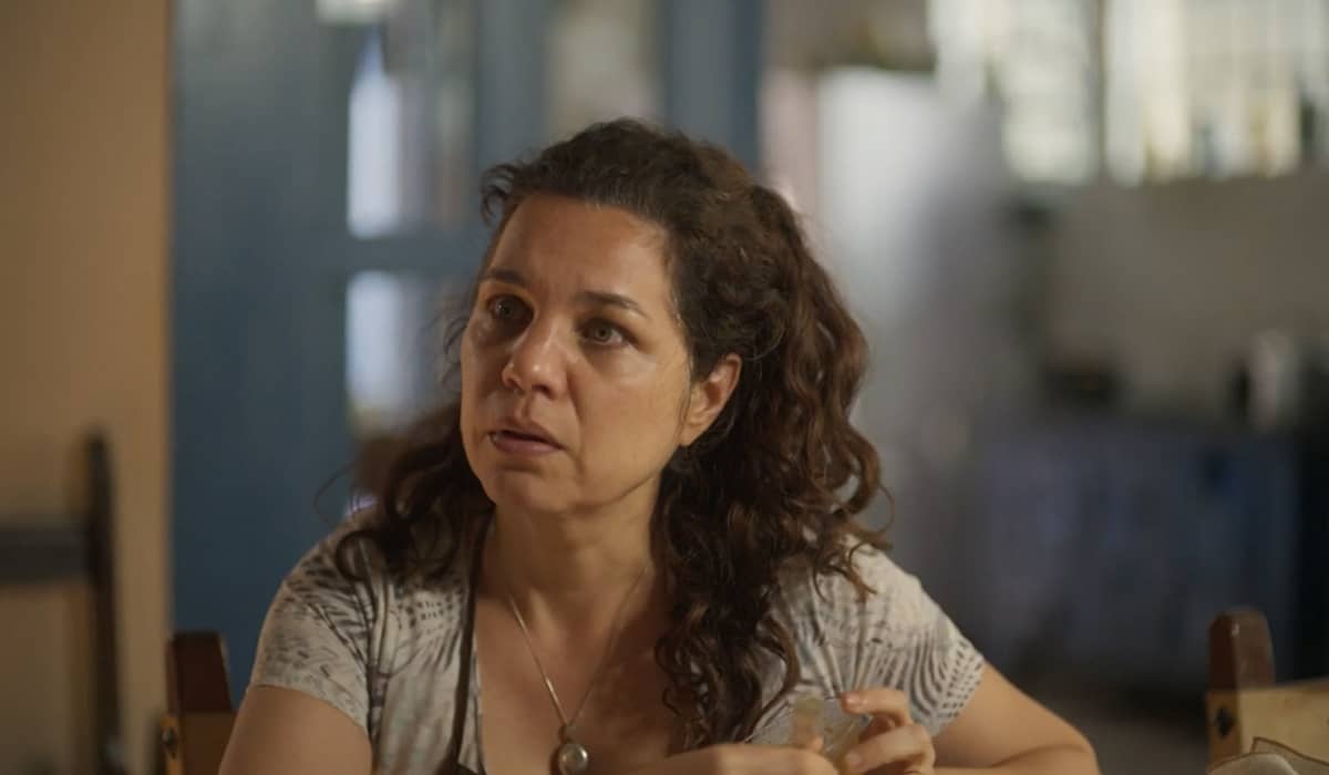 Maria fica intrigada com a conversa de Tenório e Guta. Fonte: Reprodução/Globo