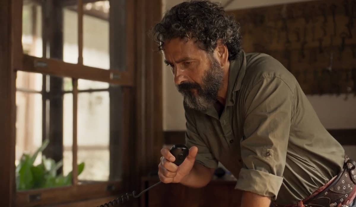 José Leôncio ouve a notícia da morte de Quim e Tião pelo rádio. Foto: Reprodução/Globo
