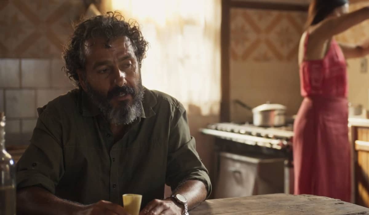 José Leôncio vai ficar abismado com a semelhança entre seu pai Joventino e José Lucas. Foto: Reprodução/Globo