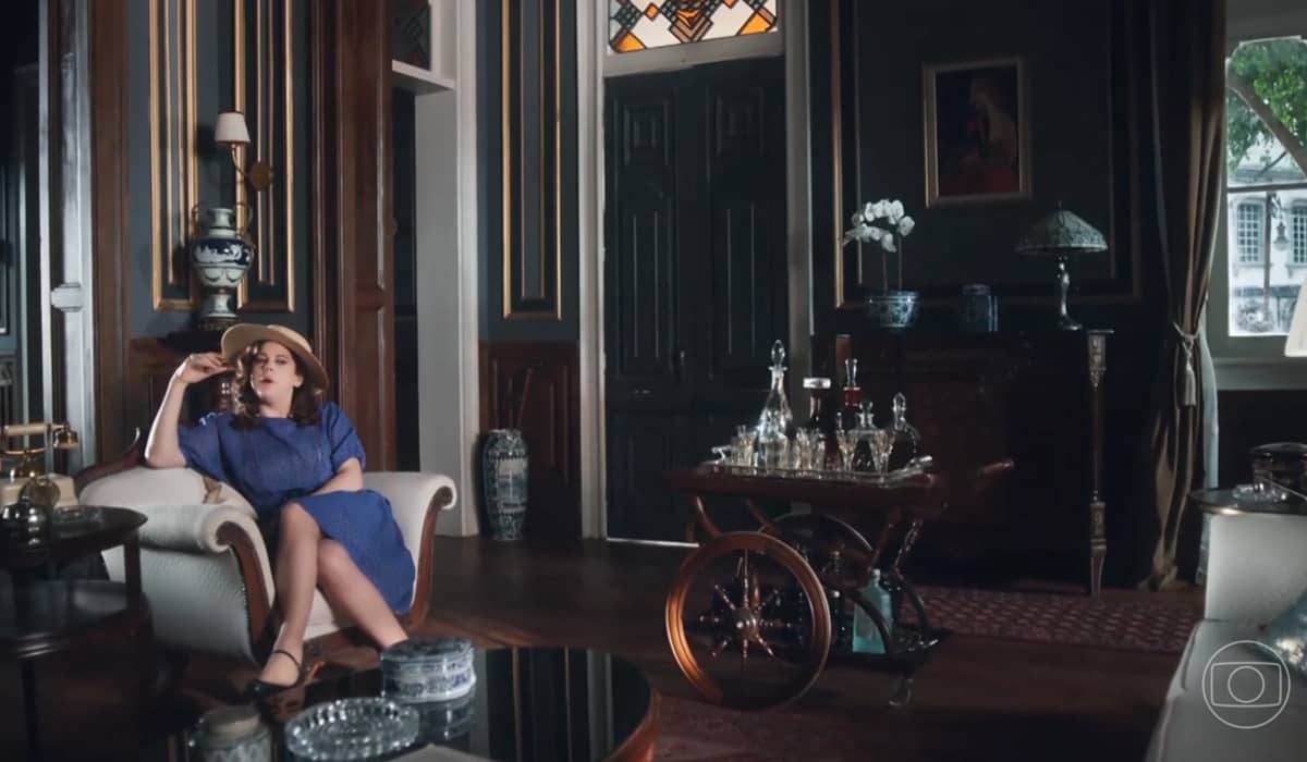 Úrsula tenta a todo custo obter vantagens financeiras em Além da Ilusão. Foto: Reprodução/Globo