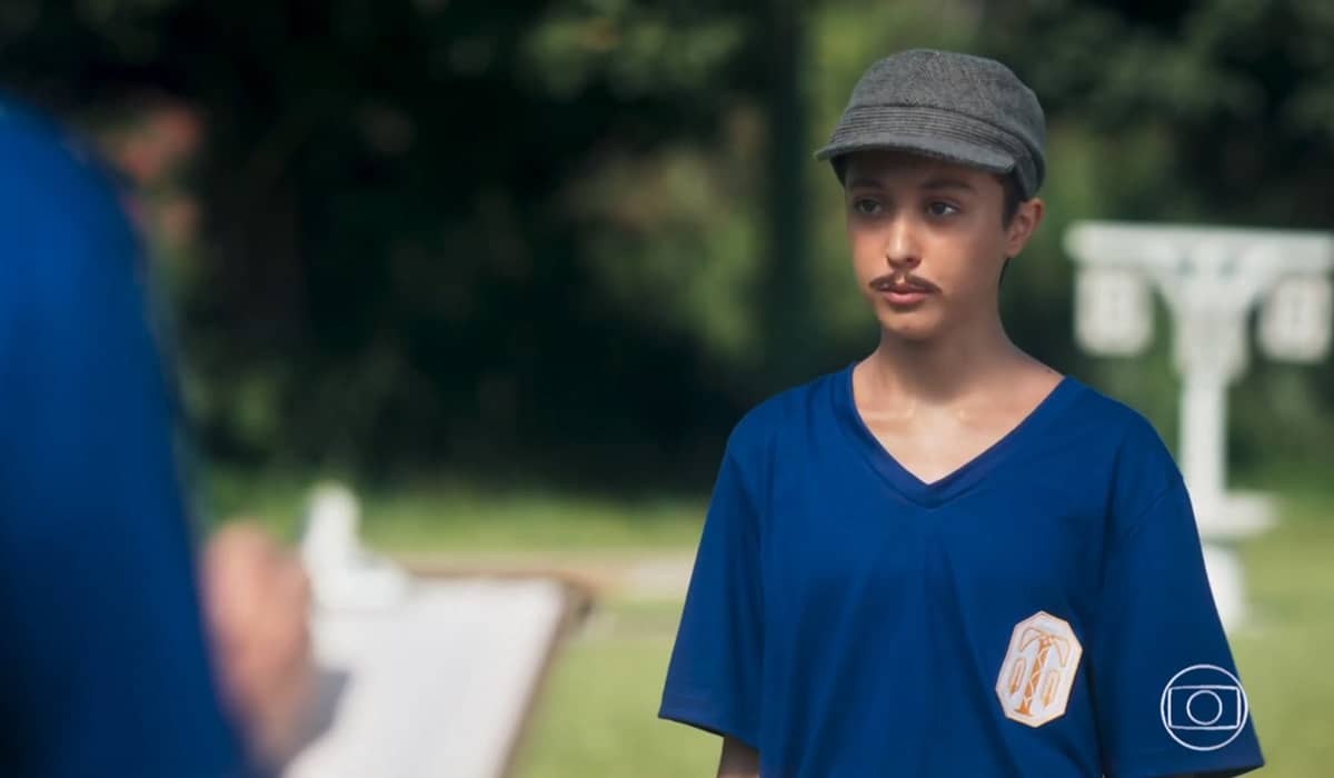 Lucinha está prestes a perder de vez o seu disfarce como Lúcio na novela. Foto: Reprodução/Globo