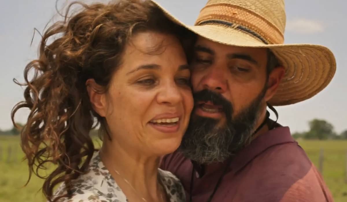 Maria Bruaca e Alcides sentem uma forte atração mútua na novela. Foto: Reprodução/Globo