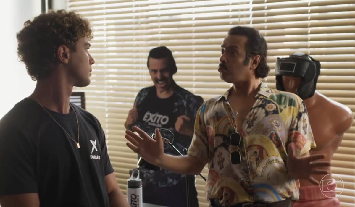Rico tenta ajudar Pat a se livrar de Armandinho em Cara e Coragem. Foto: Reprodução/Globo