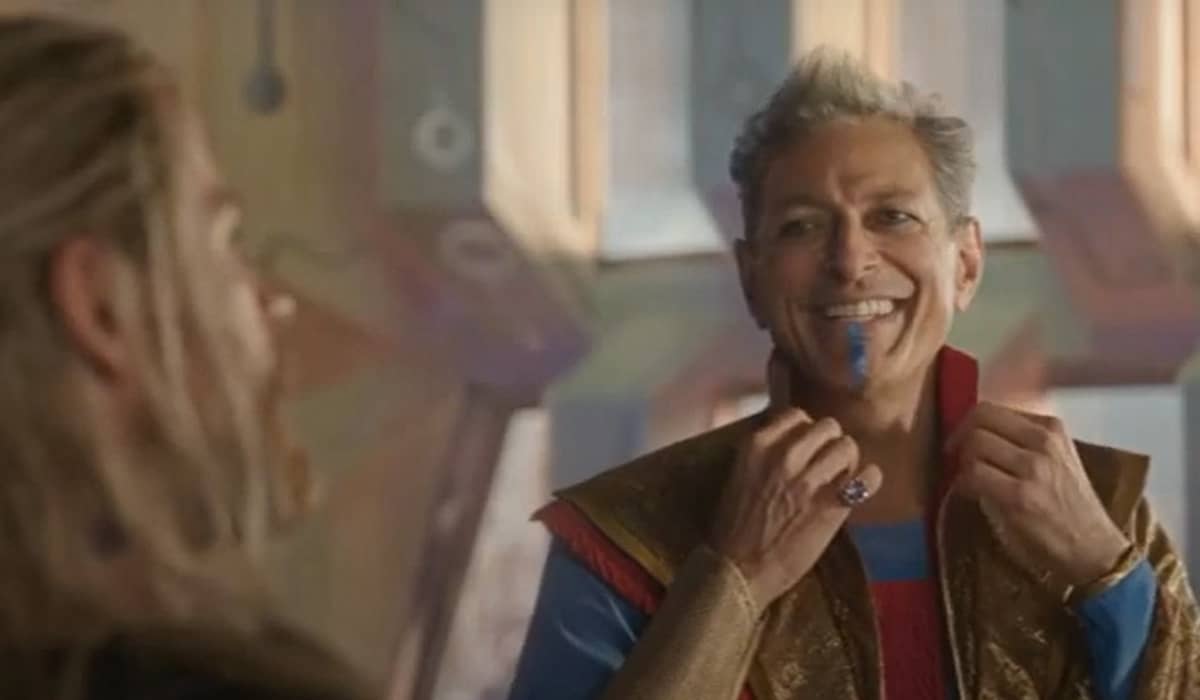 Jeff Goldblum como Grão-Mestre em 'Thor: Ragnarok'. Foto: Reprodução/YouTube.