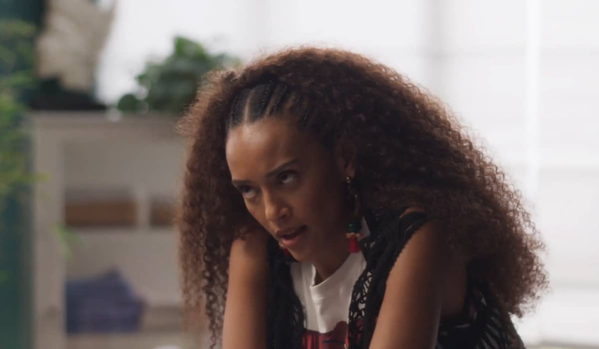 Estressada, Anita se isola para evitar encontros indesejados na novela das sete. Foto: Reprodução/Globo