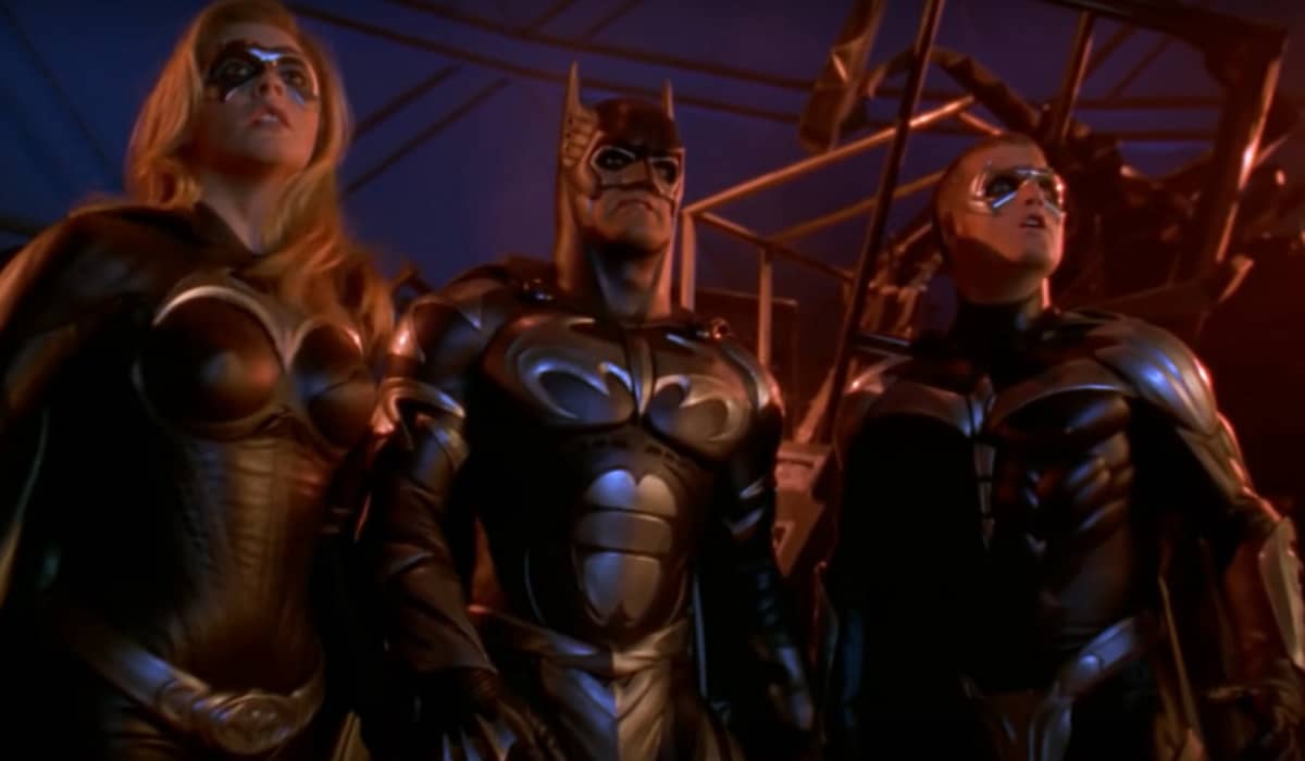 Alicia Silverstone, George Clooney e Chris O'Donnell como Batgirl, Batman e Robin em 'Batman e Robin', de 1997. Foto: Reprodução/YouTube.