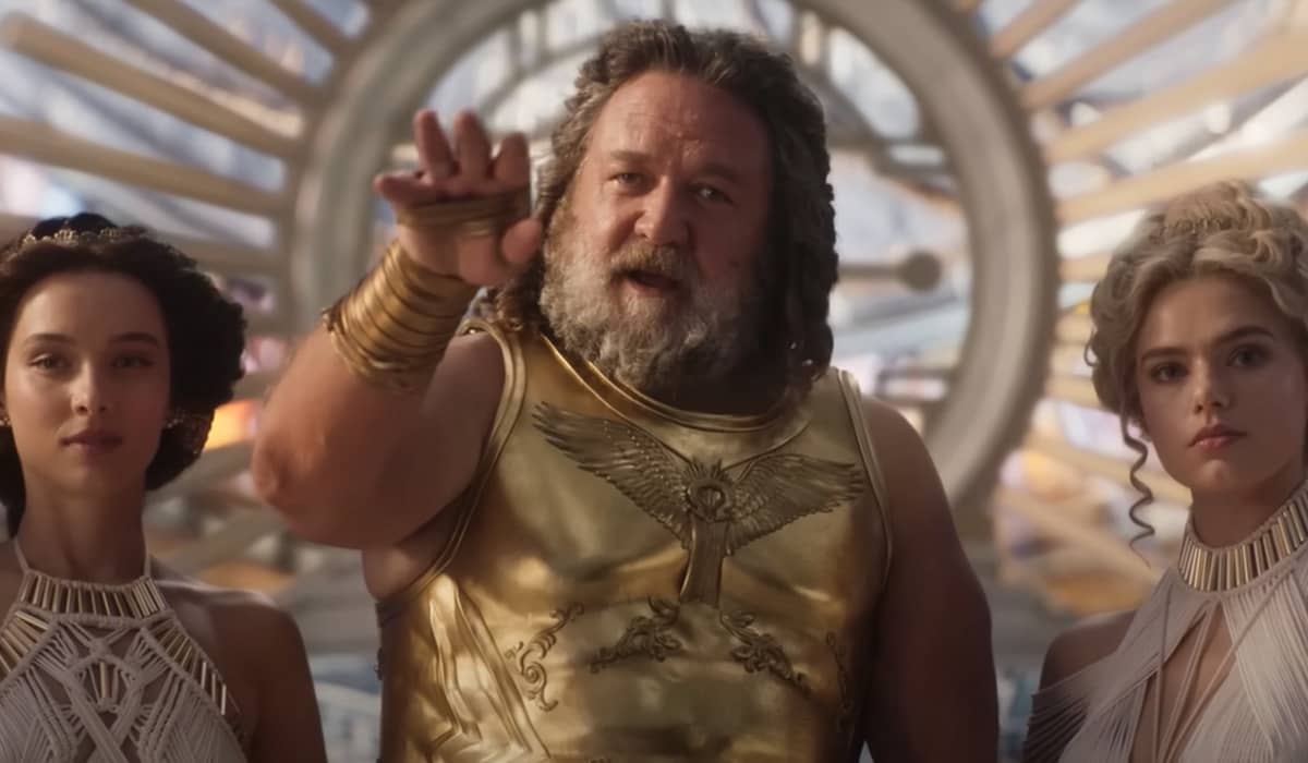 Russel Crowe é Zeus em 'Thor: Amor e Trovão'. Foto: Reprodução/YouTube.