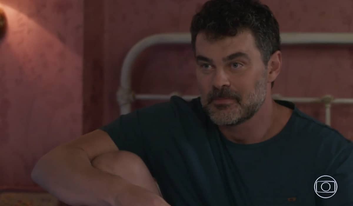 Alfredo passa mal e é levado para o hospital. Fonte: Reprodução/Globo