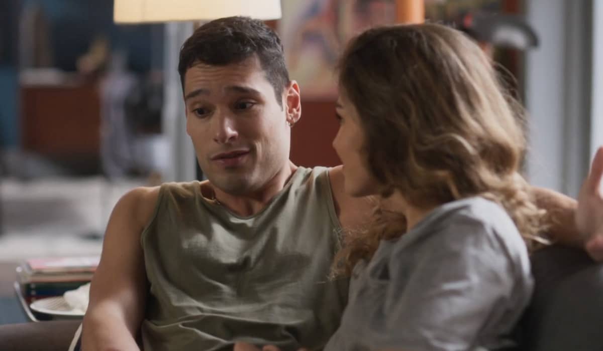 Lou e Renan escondem traições na novela Cara e Coragem. Foto: Reprodução/Globo