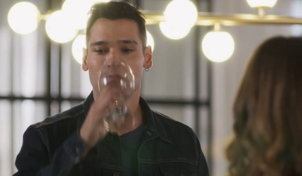 Renan fica transtornado após ser abandonado por Lou na novela. Foto: Reprodução/Globo
