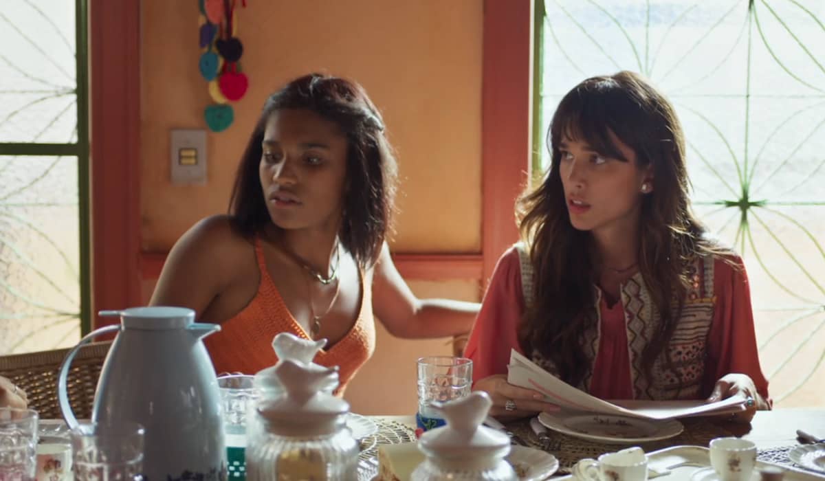 Lorena e Labibe (Theresa Fonseca) são as melhores amigas de Candoca em Mar do Sertão. Foto: Reprodução/Globo