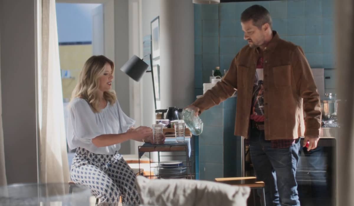 Moa fica perplexo ao descobrir que Rebeca reatou com Danilo. Foto: Reprodução/Globo