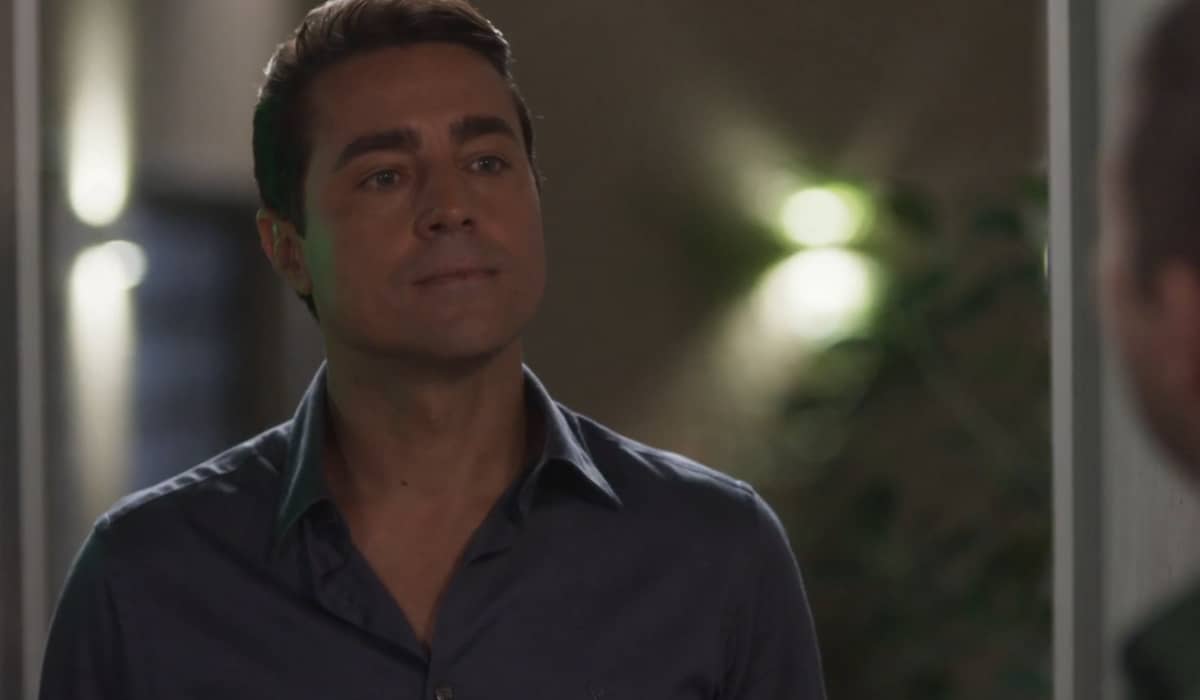 Danilo contrata um detetive particular para ajudar a esposa. Foto: Reprodução/Globo