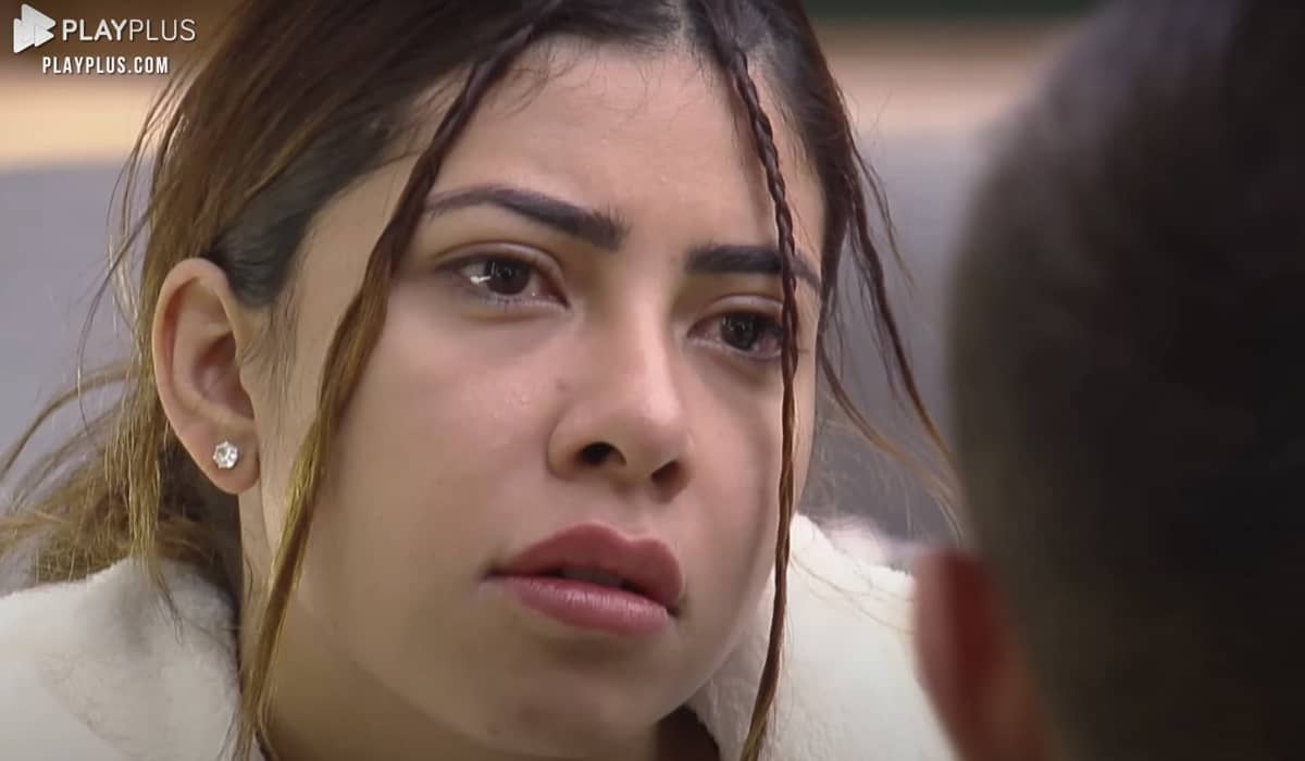 Em defesa de Ruivinha, Ingrid pediu para peões darem um tempo para a amiga. Foto: Reprodução/PlayPlus
