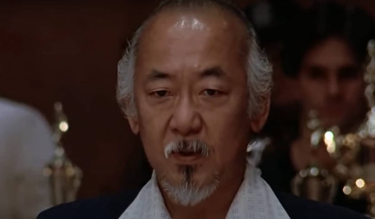 Após anúncio, fãs levantaram questionamentos sobre o Sr. Miyagi, personagem interpretado pelo já falecido ator Pat Morita. Foto: Reprodução/YouTube.