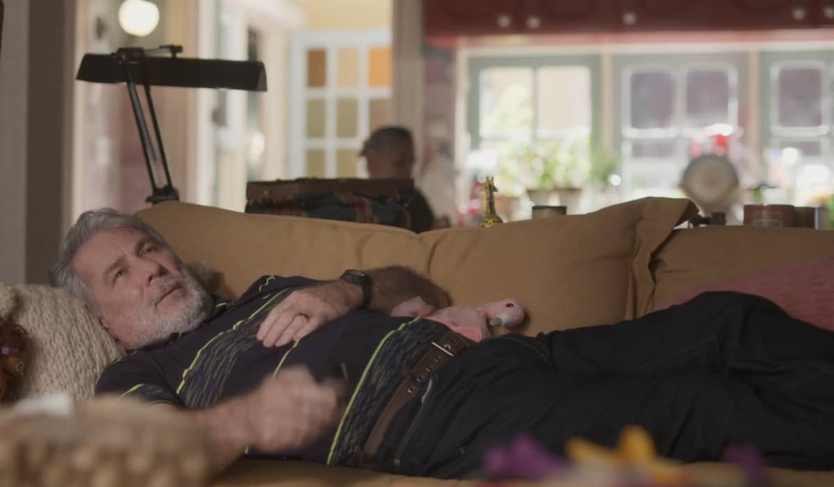 Joca está sofrendo com o afastamento de Olívia na novela das sete. Foto: Reprodução/Globo