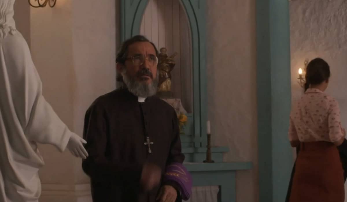O Padre Zezo começará a perder prestígio com a chegada de uma jovem pastora na cidade. Foto: Reprodução/Globo