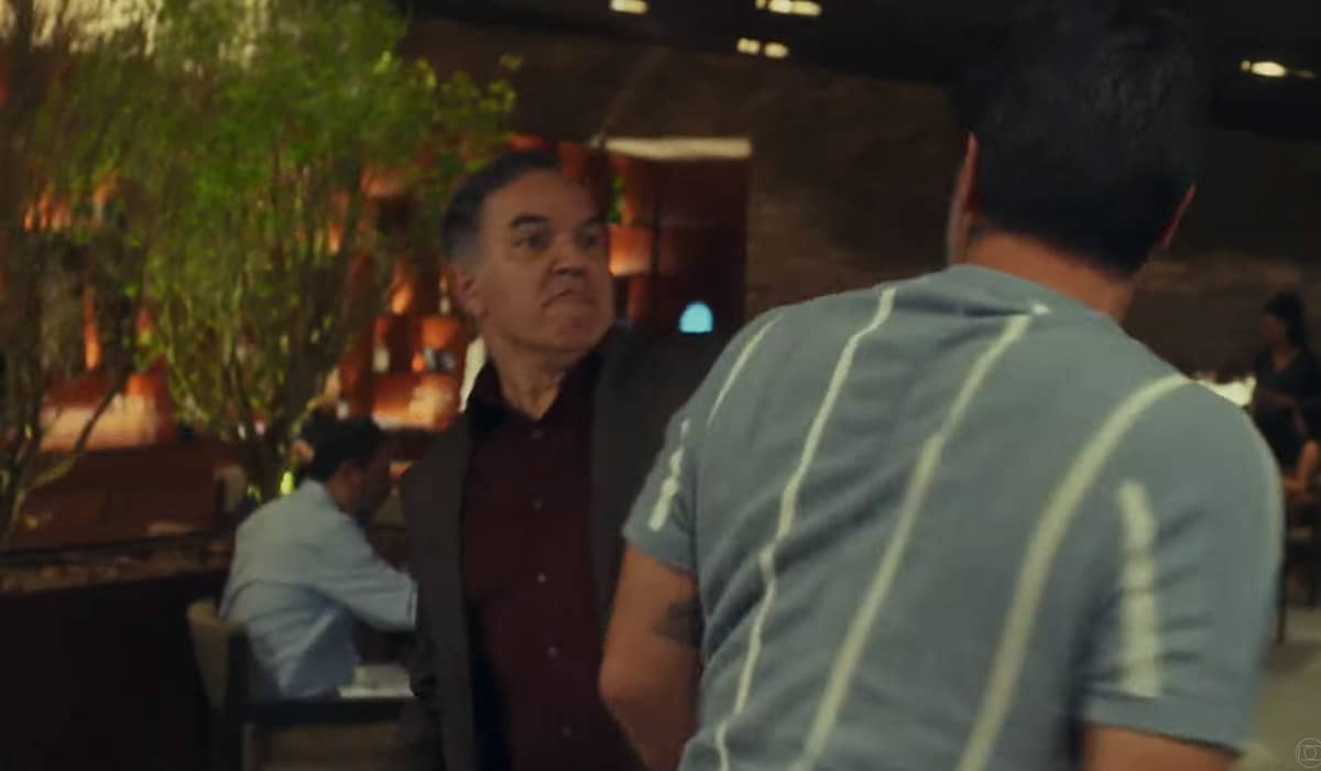 Guerra acerta um soco em Moretti na novela Travessia. Foto: Reprodução/Globo