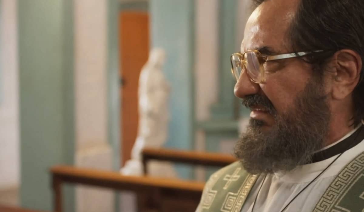 O padre ficará apreensivo com a concorrência religiosa em Canta Pedra. Foto: Reprodução/Globo