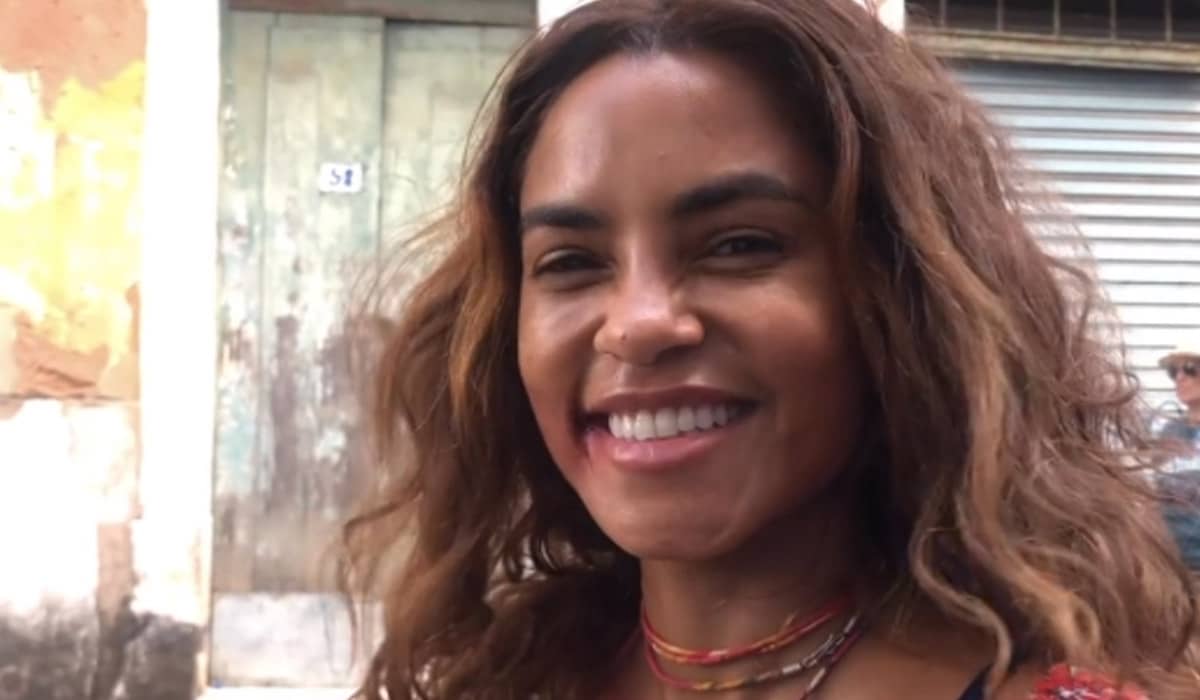 Lucy Alves surge sorridente nos bastidores de Travessia. Foto: Reprodução/Instagram