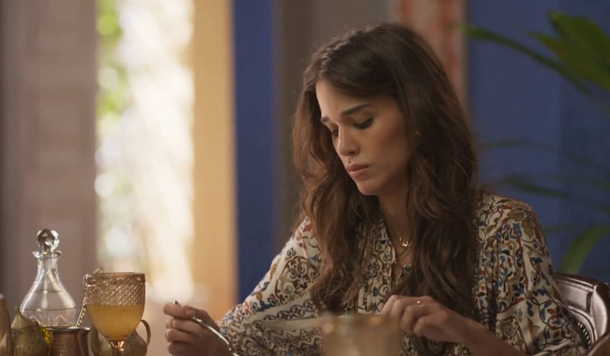 Labibe se encanta pelo novo copeiro contratado por Latifa. Foto: Reprodução/Globo