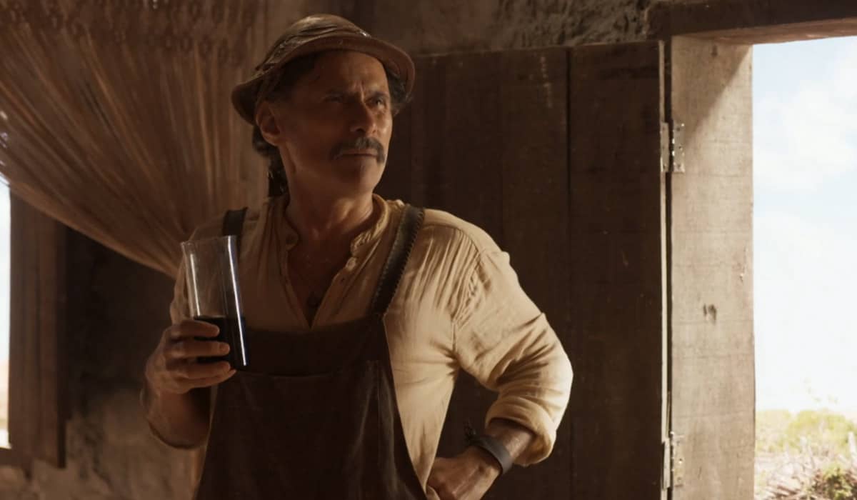 Timbó se assusta com a promessa de Dom Tião na novela. Foto: Reprodução/Globo
