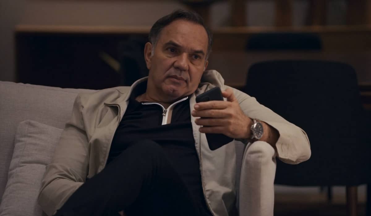 Guerra fica preocupado com a possibilidade da filha descobrir a verdade. Foto: Reprodução/Globo