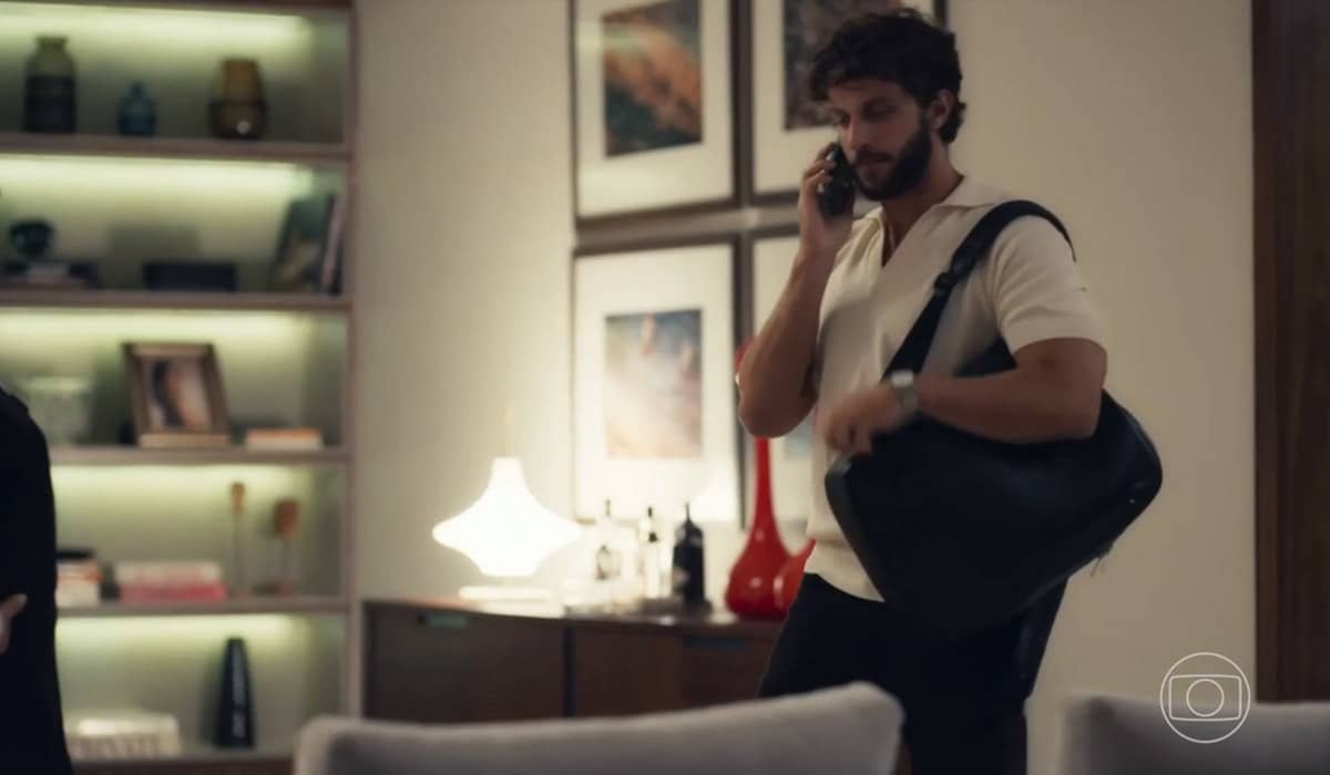 Ari começa a deixar Bia intrigada na novela. Foto: Reprodução/Globo