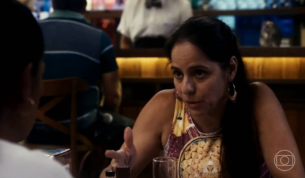 Helô rouba o inquérito de Brisa. Fonte: Reprodução/Globo
