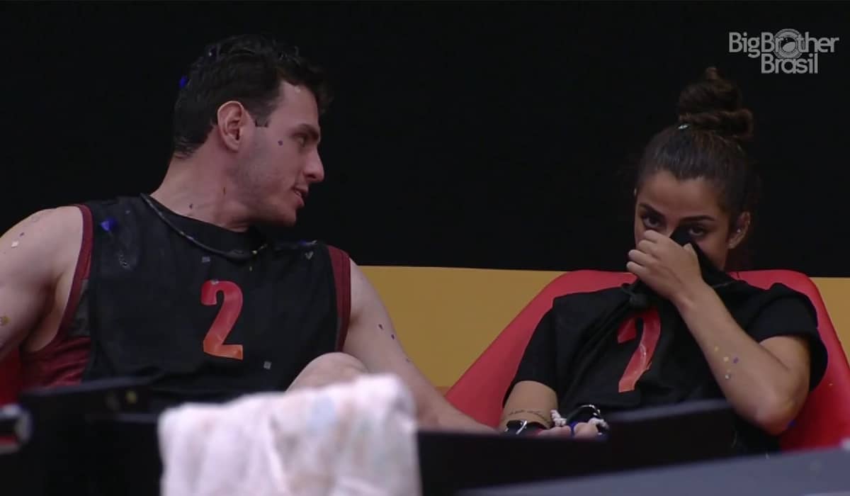 Após erro técnico, Gustavo retornou para a prova afrontando Bruna Griphao. Foto: Reprodução/Globo