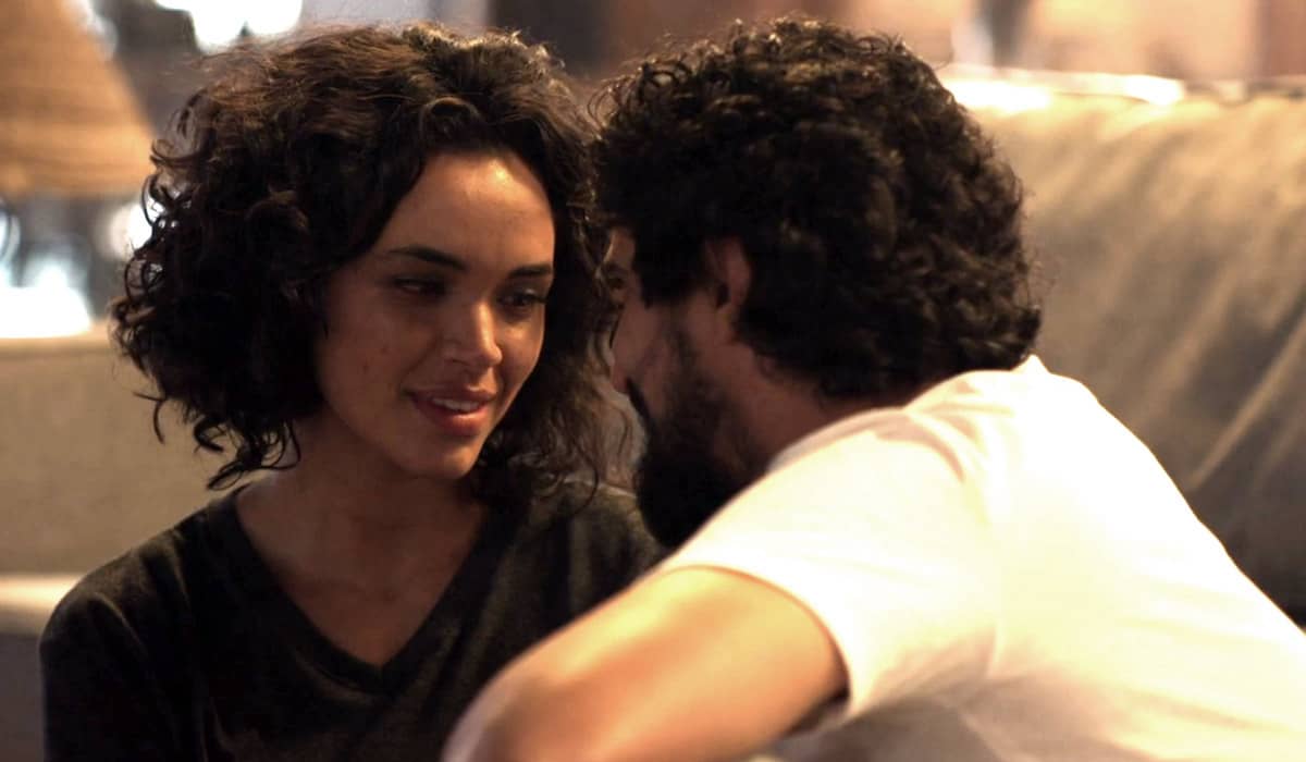 Xaviera está confusa sobre os sentimentos por Tertulinho. Foto: Reprodução/Globo
