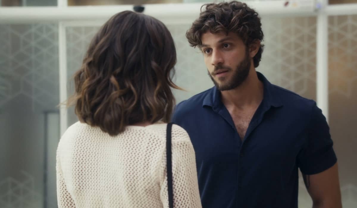 Ari fica apreensivo ao descobrir missão de Chiara. Foto: Reprodução/Globo