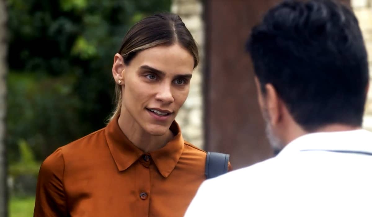 Sara conta para Guida as novas informações sobre Moretti. Fonte: Reprodução/Globo