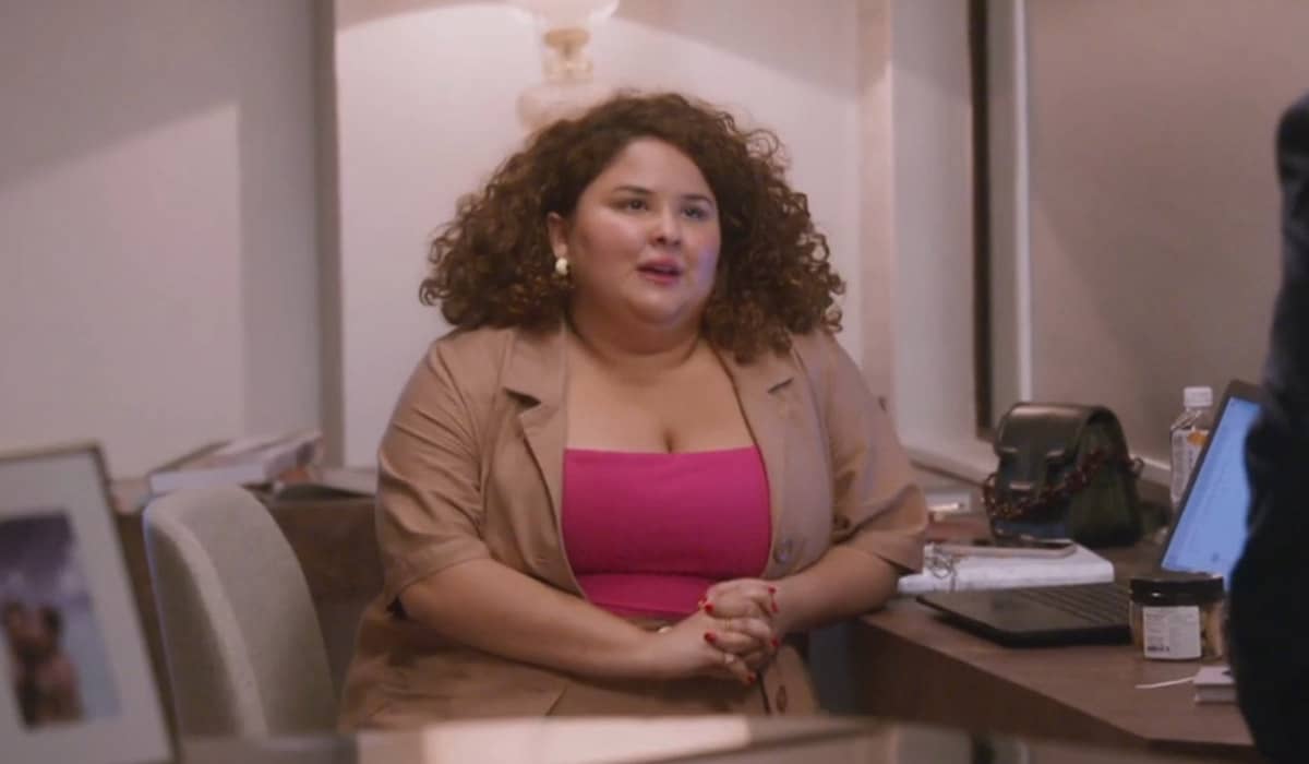 Yeda tenta conquistar o coração de Tony em Elas por Elas. Foto: Reprodução/Globo