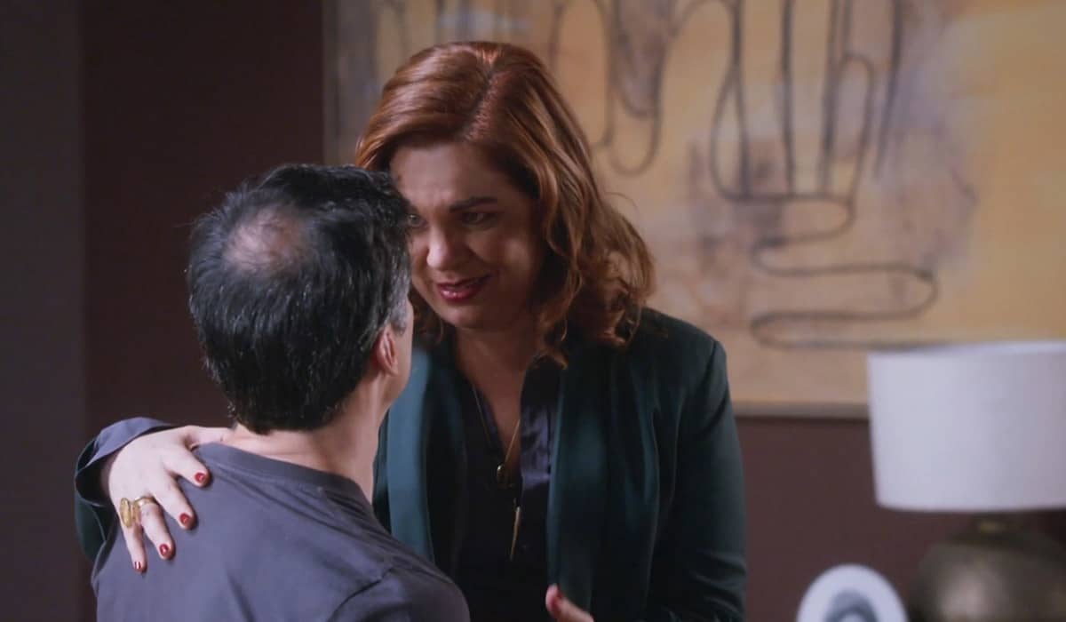 Helena continua tentando prender Jonas em Elas por Elas. Foto: Reprodução/Globo