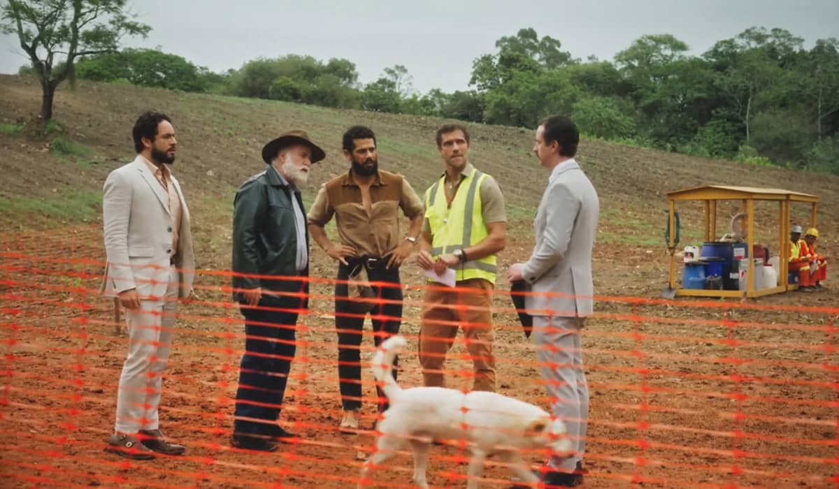 Antônio tem apenas capangas e interesseiros ao seu lado. Foto: Reprodução/Globo