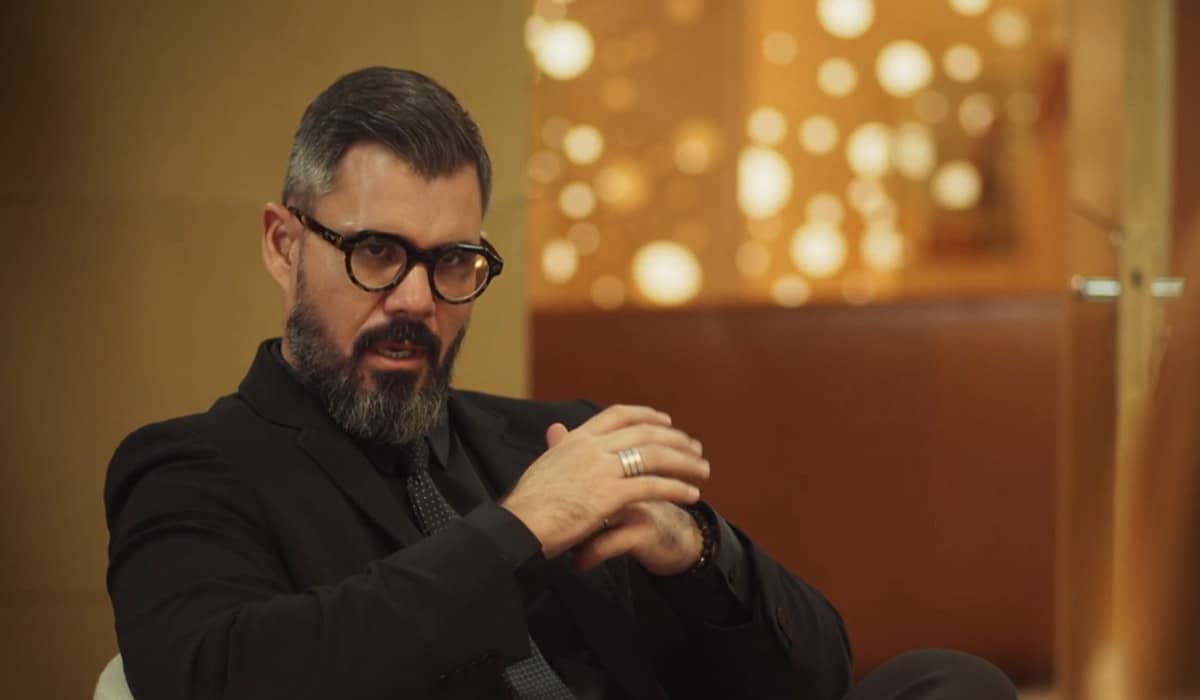 Pascoal começa a descobrir informações importantes sobre Cecília na novela das sete. Foto: Reprodução/Globo