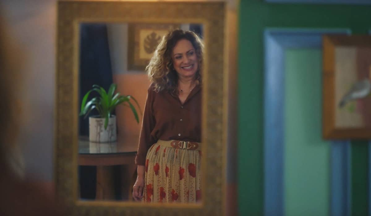 Agatha também percebe a desconfiança de Anely e dá um jeito de evitar burburinhos. Foto: Reprodução/Globo