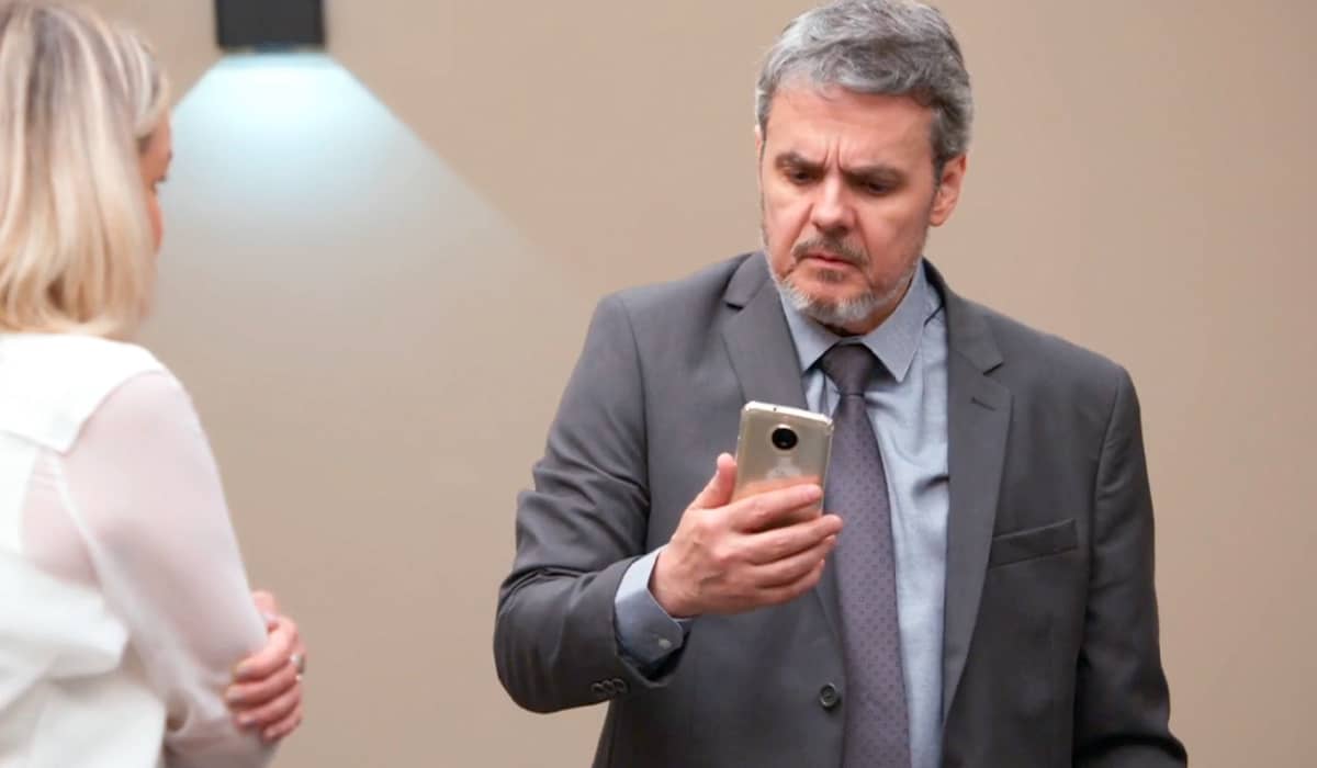 Roberto fica desesperado com descoberta de Lara. Fonte: Reprodução/Globo