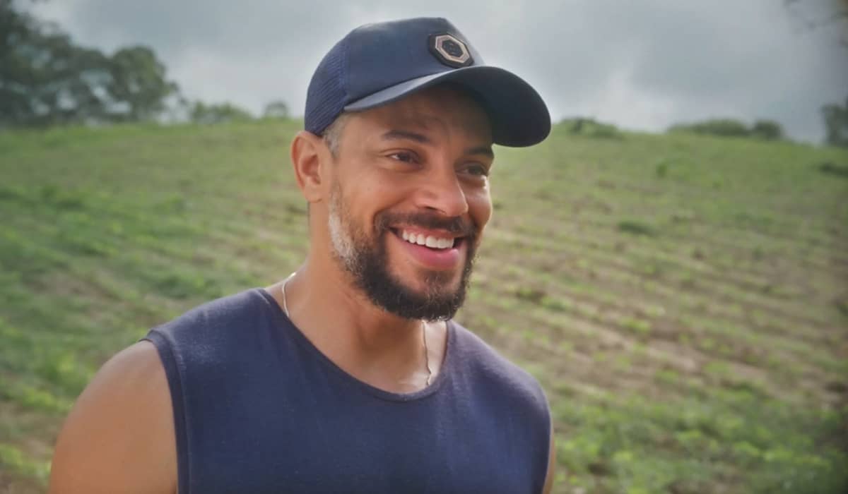 Jonatas troca o sorriso de sempre pela melancolia profunda em Terra e Paixão. Foto: Reprodução/Globo