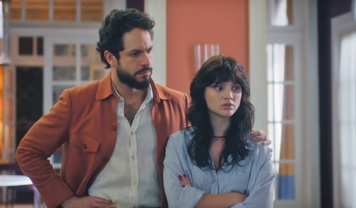 Luigi recebe ligação de sua mãe. Fonte: Reprodução/Globo
