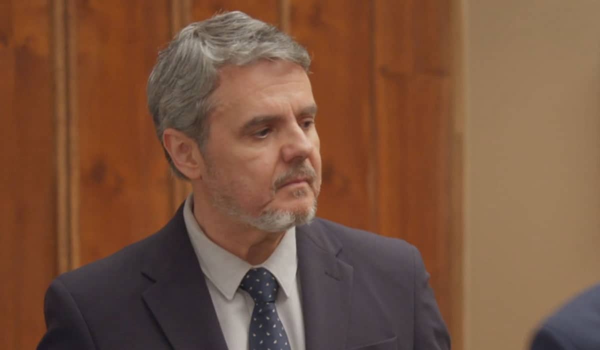 Roberto ajuda Helena a afundar Jonas em Elas por Elas. Foto: Reprodução/Globo