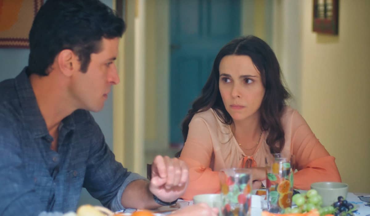 Lucinda tenta convencer Hélio a ser honesto com Petra. Fonte: Reprodução/Globo