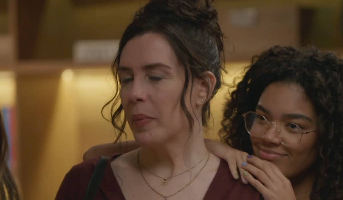 Renée tenta proteger Vic em Elas por Elas. Foto: Reprodução/Globo