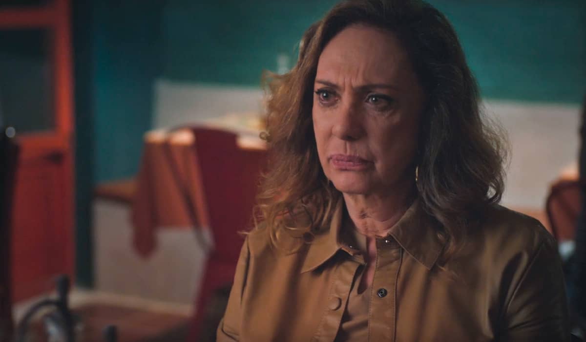 Agatha começa a levantar suspeita sobre suas verdadeiras intenções. Fonte: Reprodução/Globo